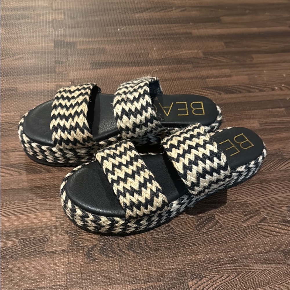 NWOT Women's Black and Cream Espadrille Sandals